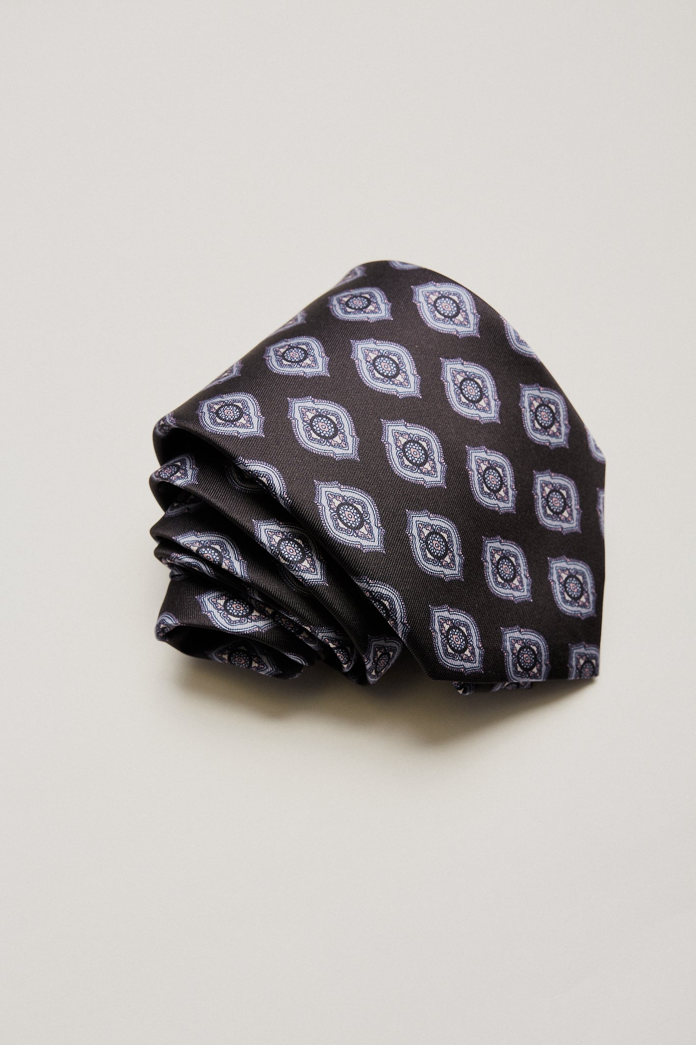 Corbata negra rombos