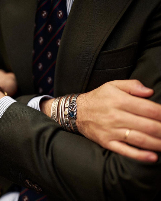 Elegancia en la Muñeca: Cómo Combinar Pulseras de Plata con Looks Formales y Traje