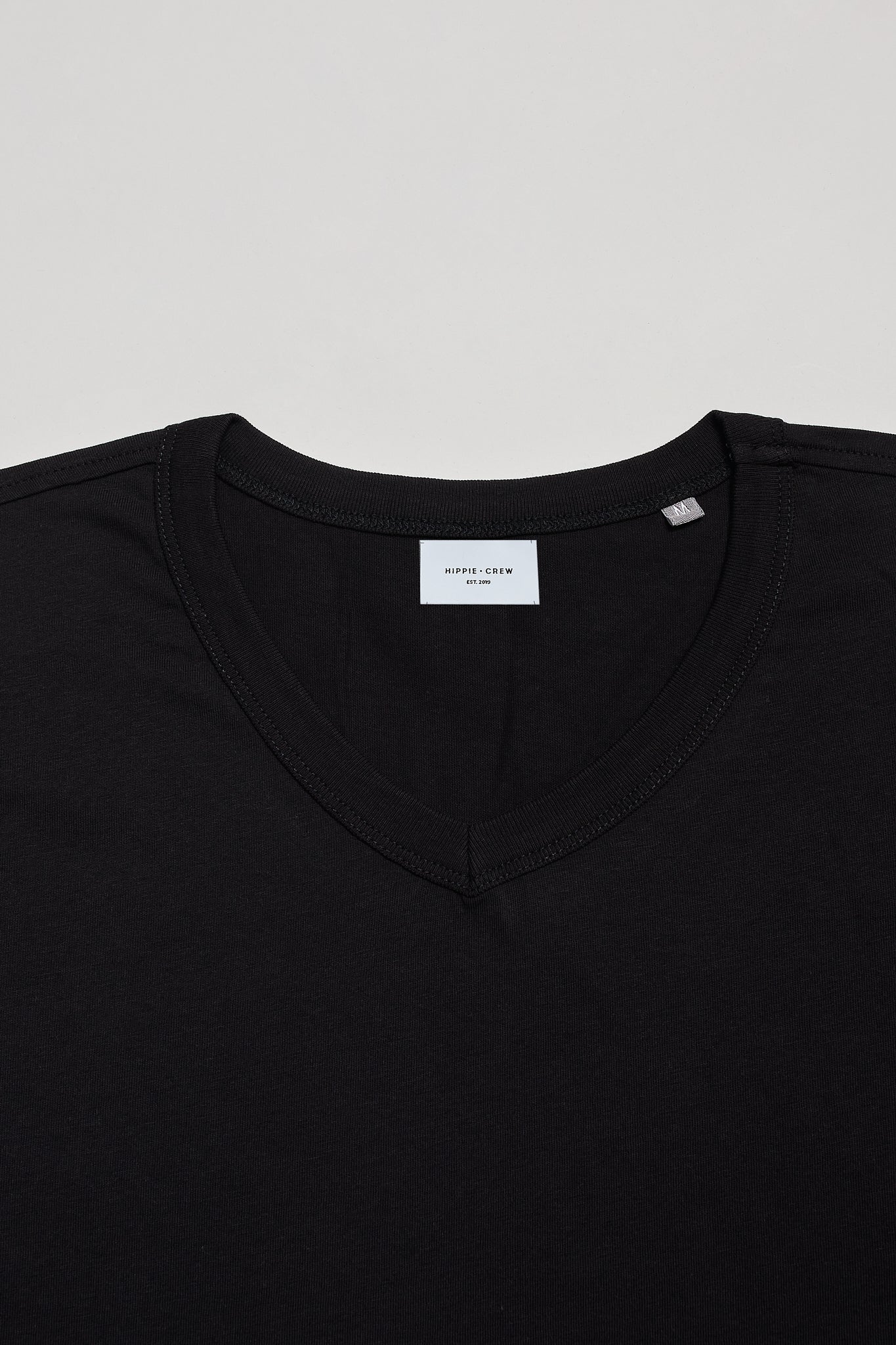 Camiseta cuello pico negra