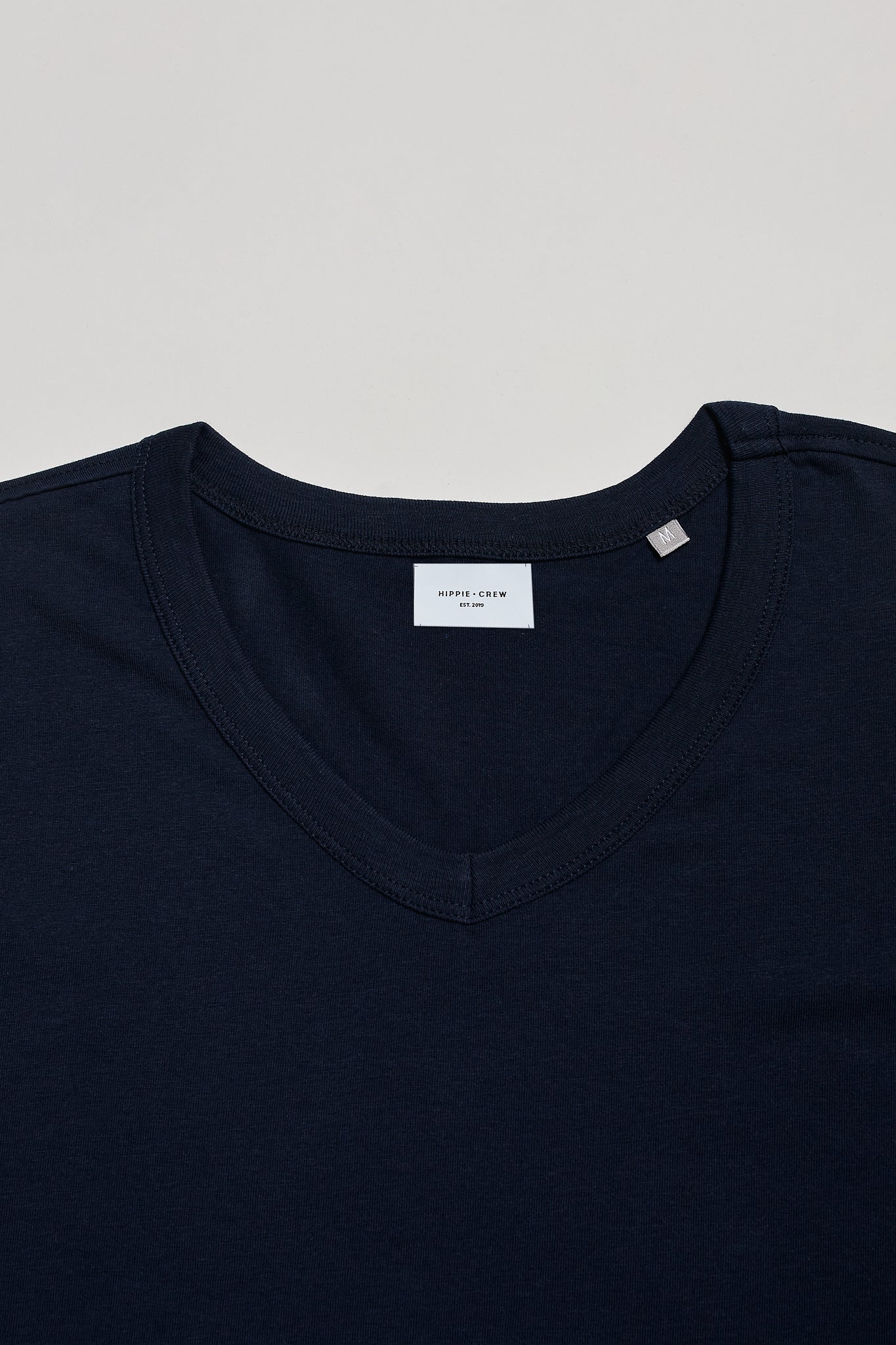 Camiseta cuello pico azul marino