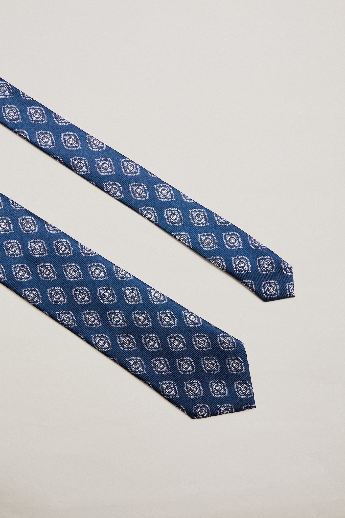 Corbata azul marino rombos