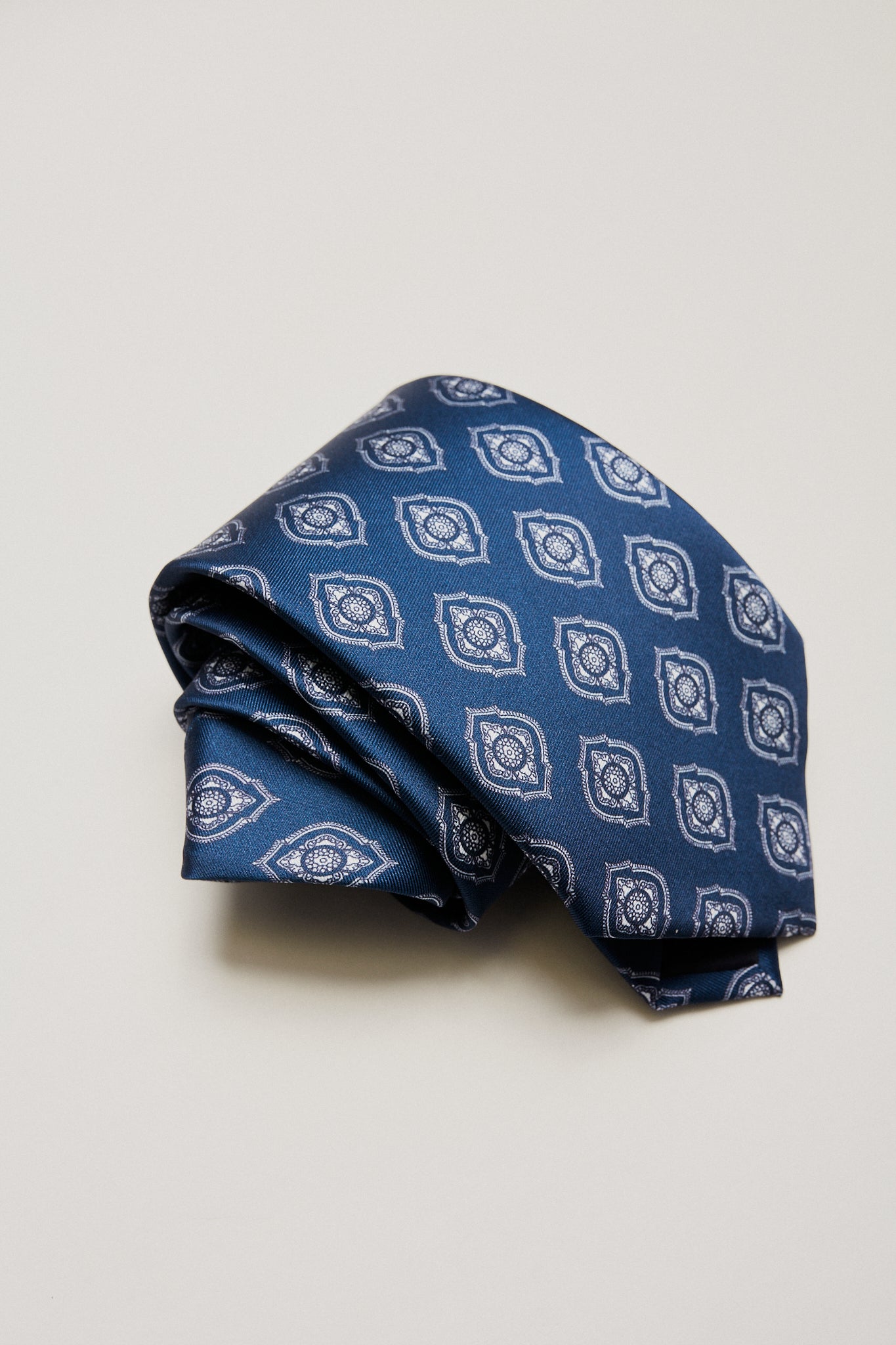 Corbata azul marino rombos