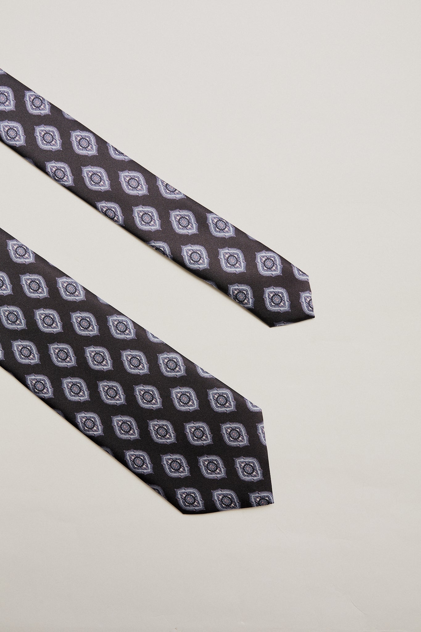 Corbata negra rombos