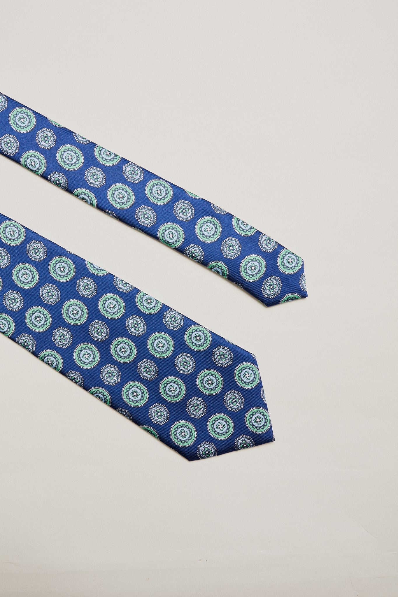 Corbata azul medio rosetas