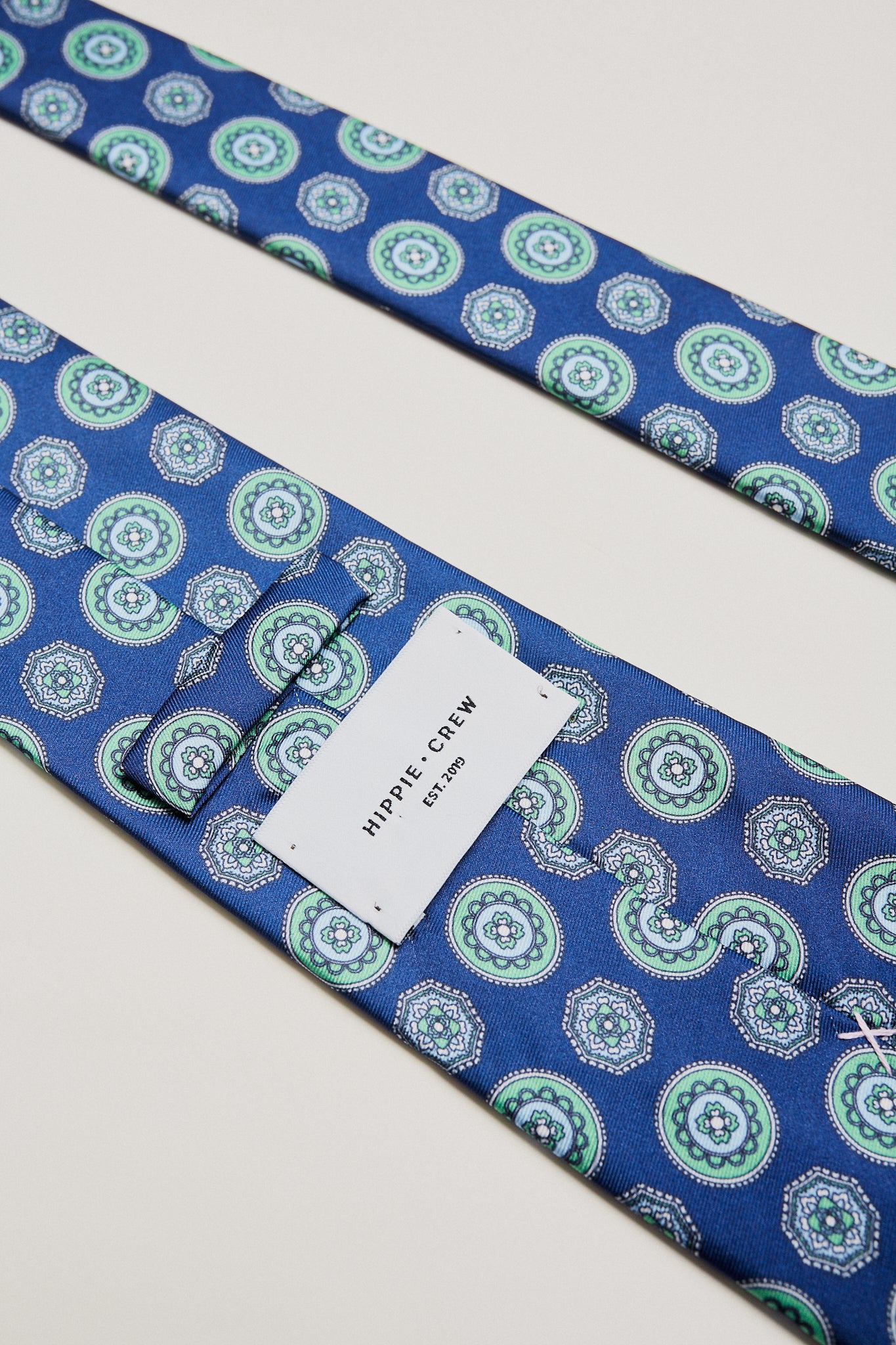 Corbata azul medio rosetas