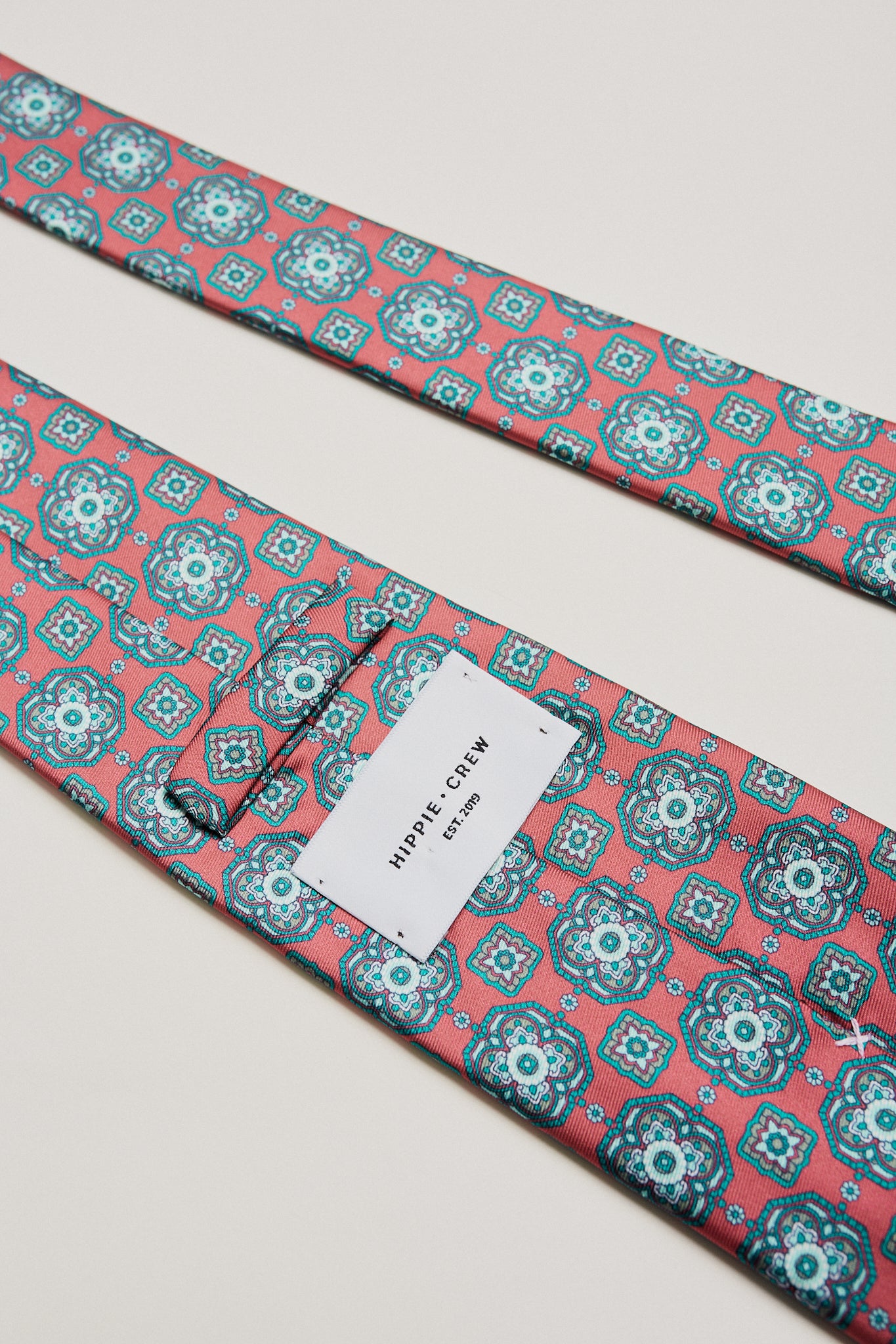 Corbata roja rosetas