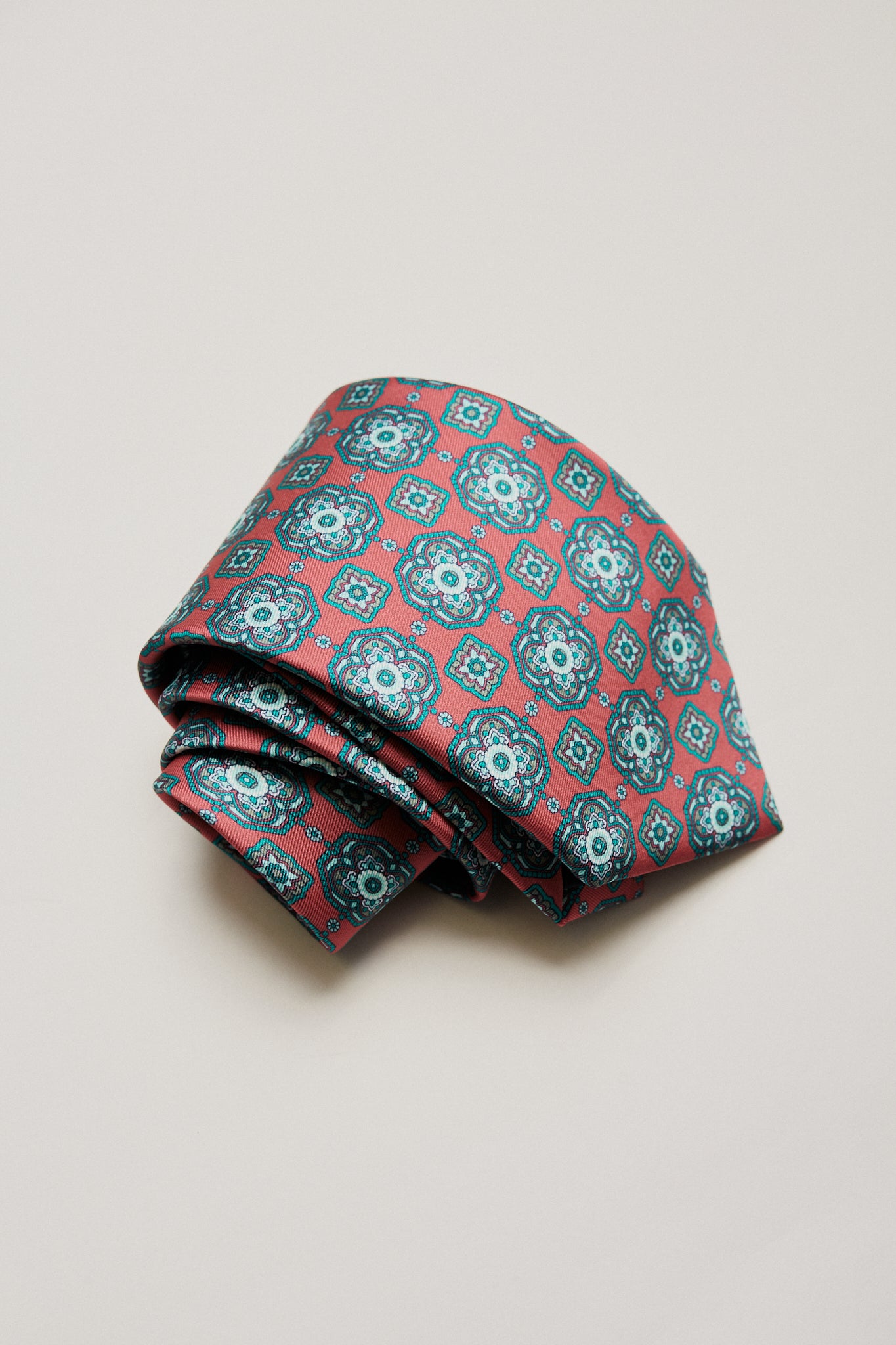 Corbata roja rosetas