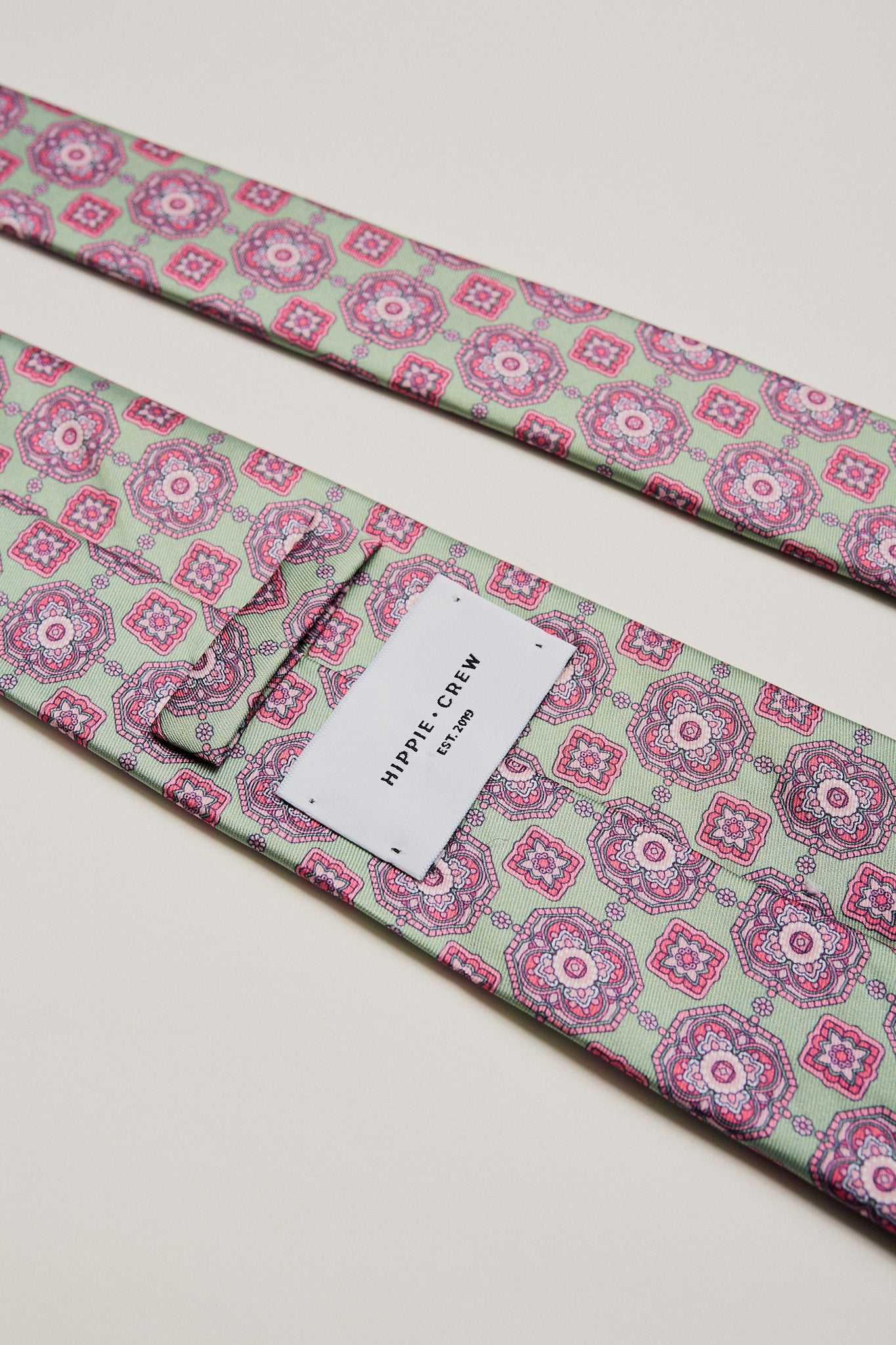 Corbata verde rosetas