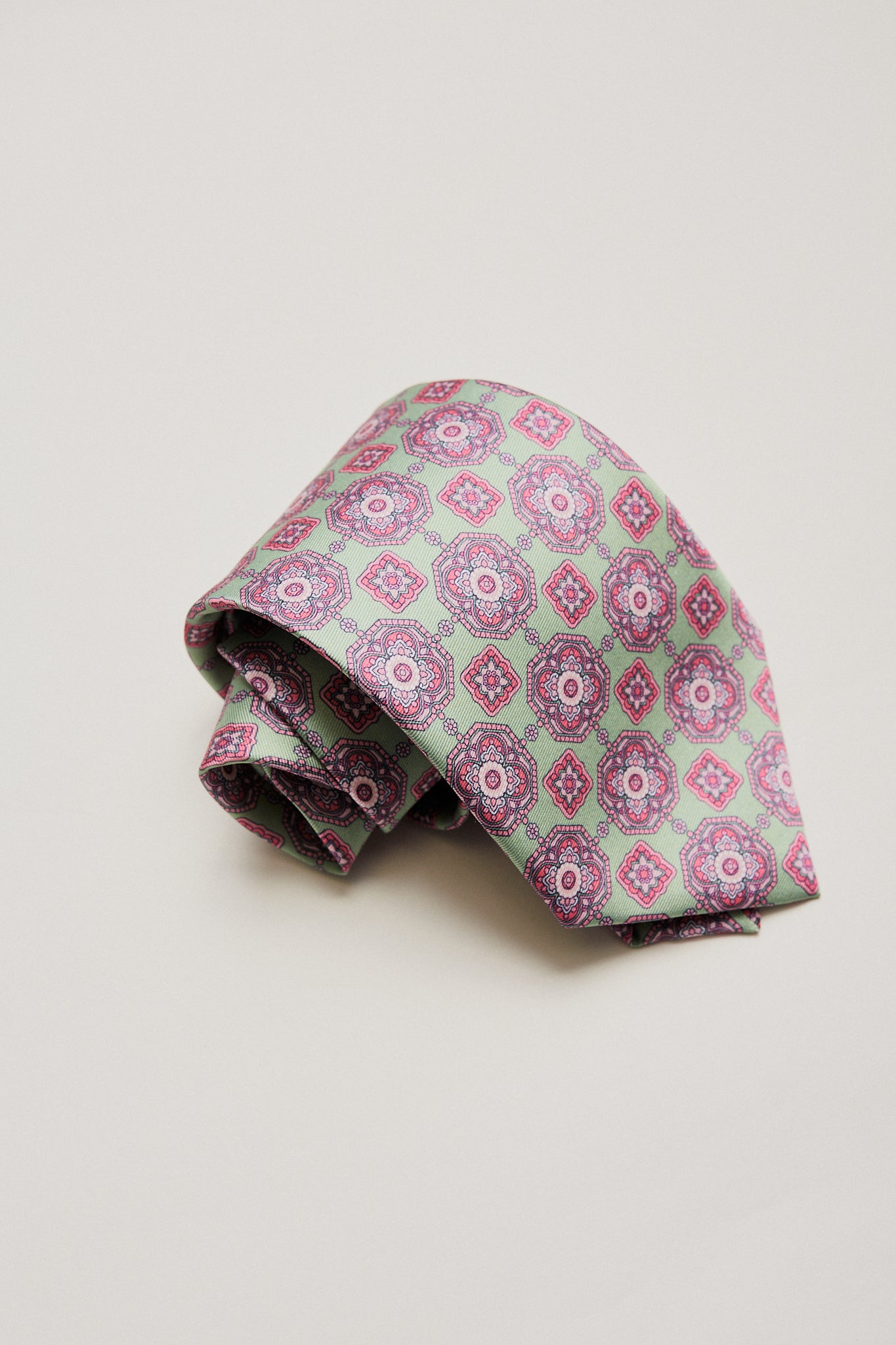 Corbata verde rosetas