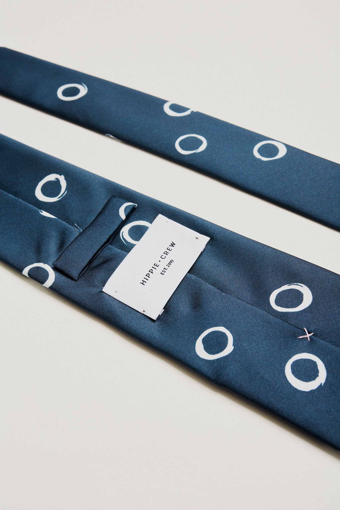 Corbata azul marino círculos