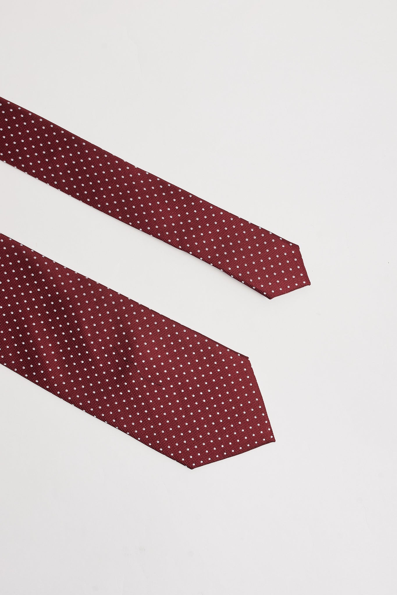 Corbata burdeos lunares