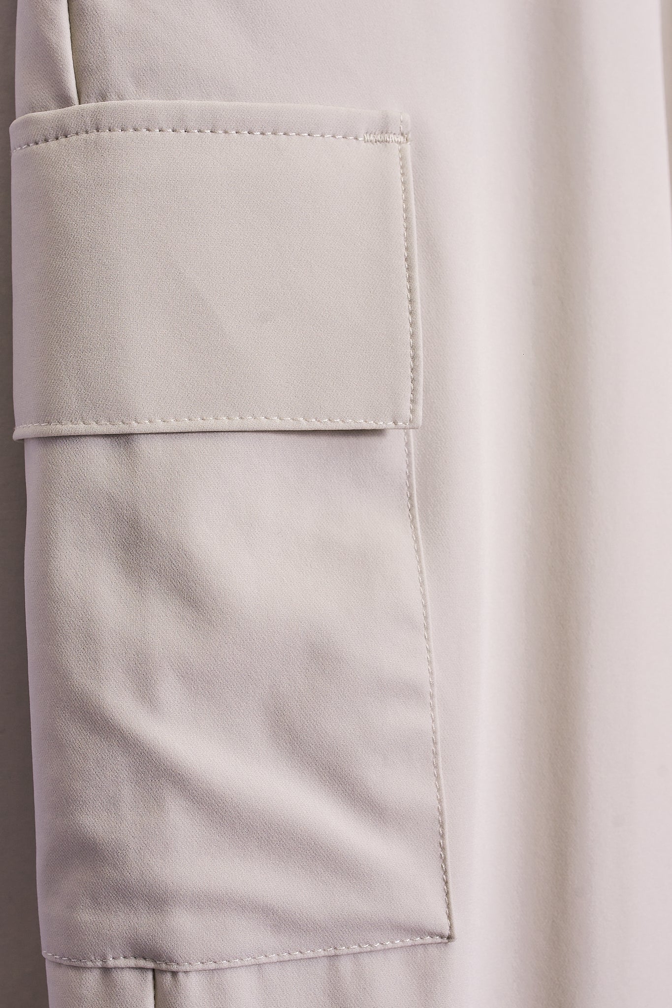 Pantalón cargo técnico beige