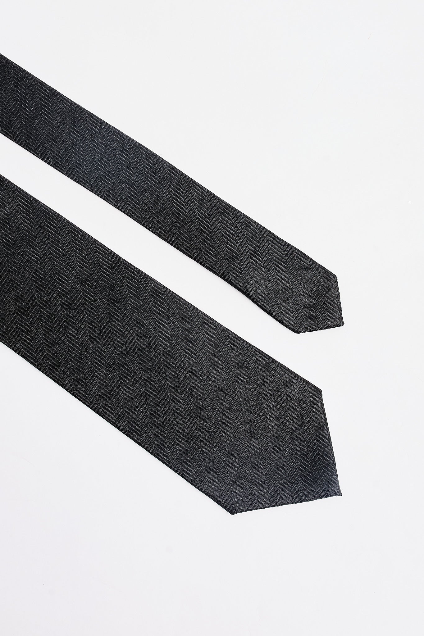 Corbata negra espiga