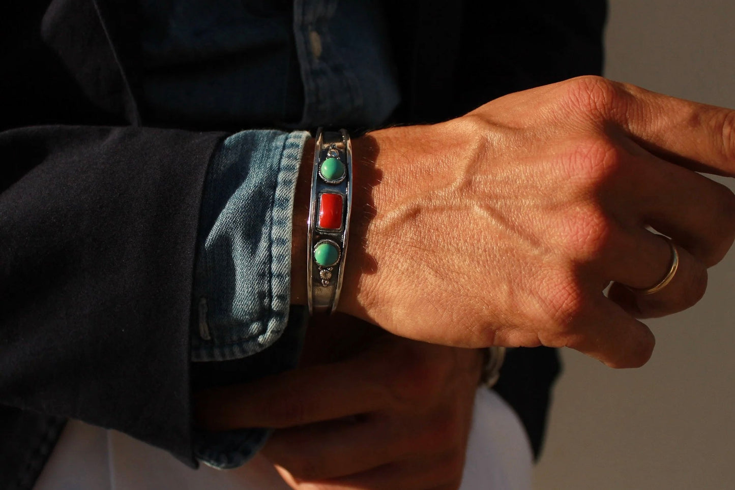 Brazalete edición limitada detalle turquesa y coral Hippie Crew